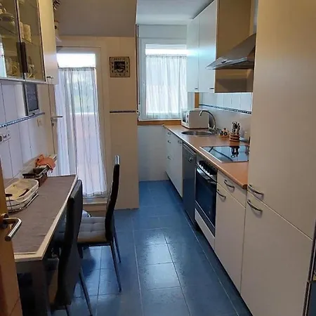Διαμέρισμα 3 Bed Flat - Sleeps 6 - Pool - Garden - Parking *