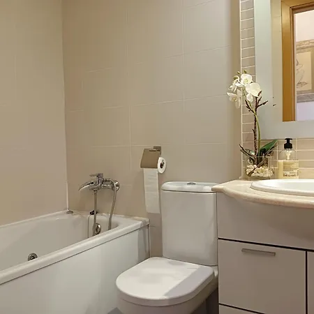 3 Bed Flat - Sleeps 6 - Pool - Garden - Parking Διαμέρισμα